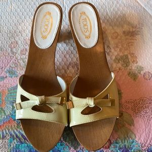 TODS NBW light yellow clogs, size 7 1/2.